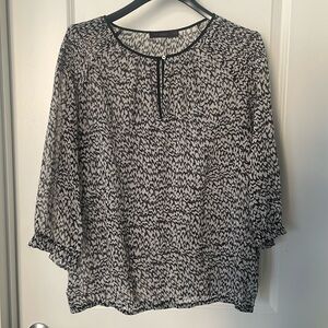 The Limited Women’s 3/4 sleeve sheer blouse Size XL Black and white pattern